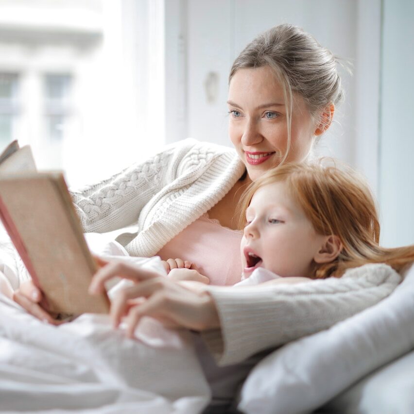 Kids' book reviews: Mother and daughter snuggling up for storytime.